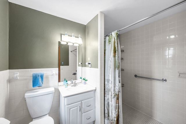 17 Breton Ln, Holyoke, MA 01040
