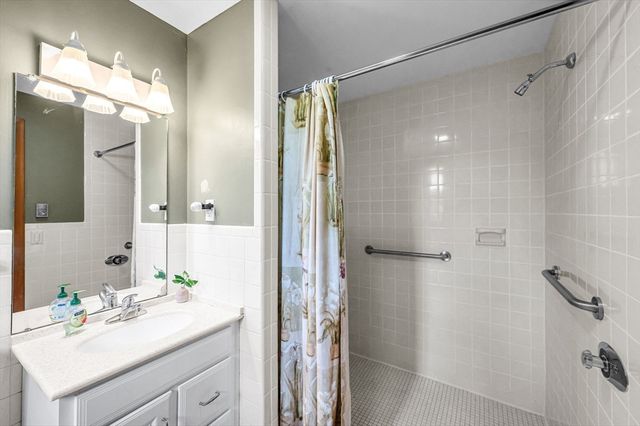 17 Breton Ln, Holyoke, MA 01040
