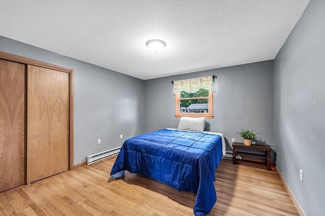 17 Breton Ln, Holyoke, MA 01040