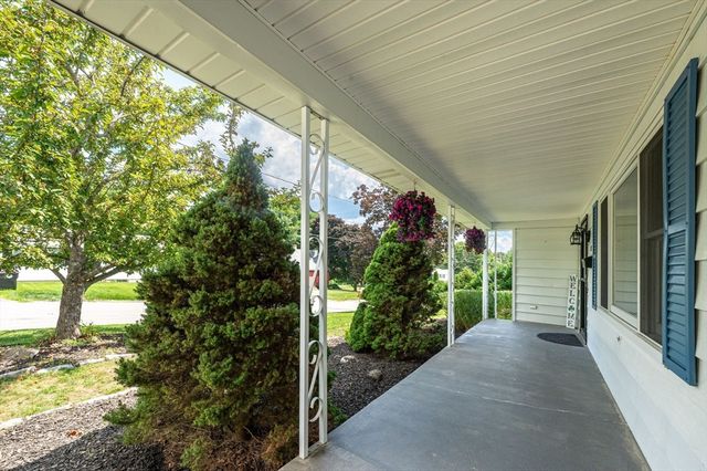 17 Breton Ln, Holyoke, MA 01040