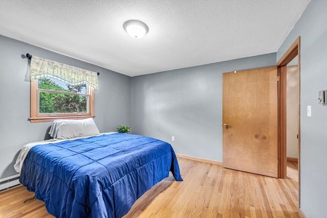 17 Breton Ln, Holyoke, MA 01040