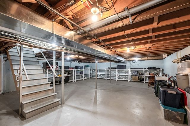 17 Breton Ln, Holyoke, MA 01040