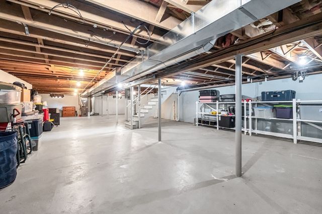 17 Breton Ln, Holyoke, MA 01040