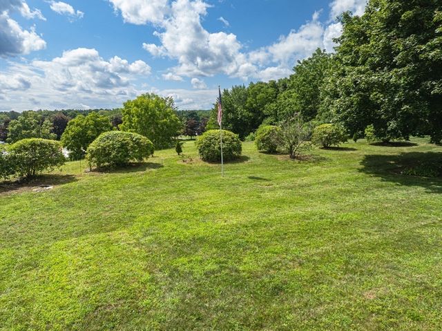 17 Breton Ln, Holyoke, MA 01040