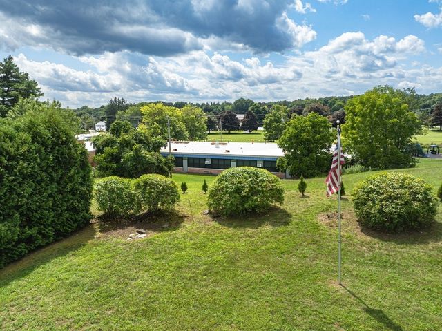 17 Breton Ln, Holyoke, MA 01040