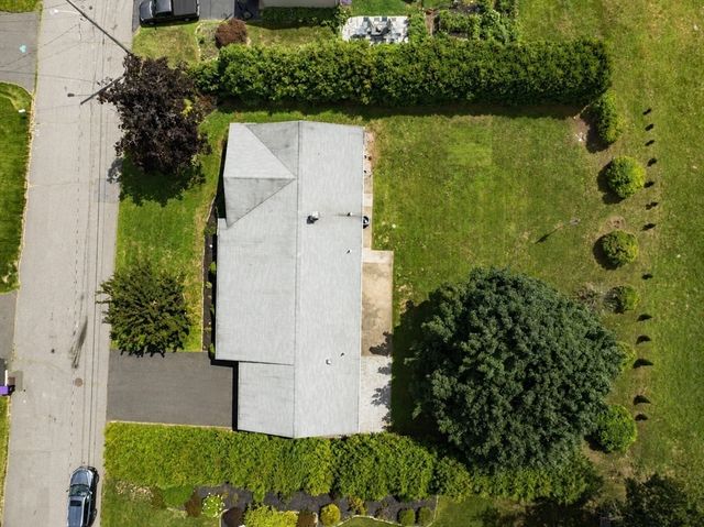 17 Breton Ln, Holyoke, MA 01040