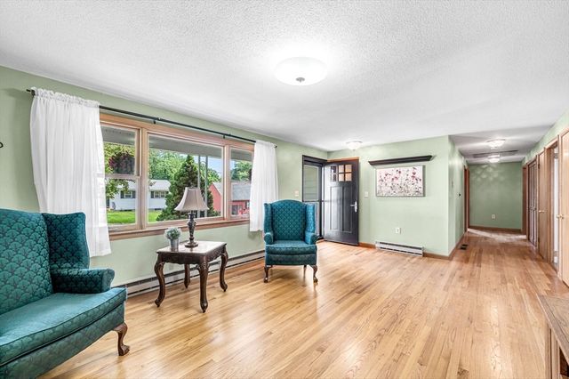 17 Breton Ln, Holyoke, MA 01040