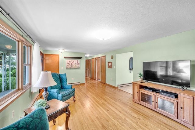 17 Breton Ln, Holyoke, MA 01040