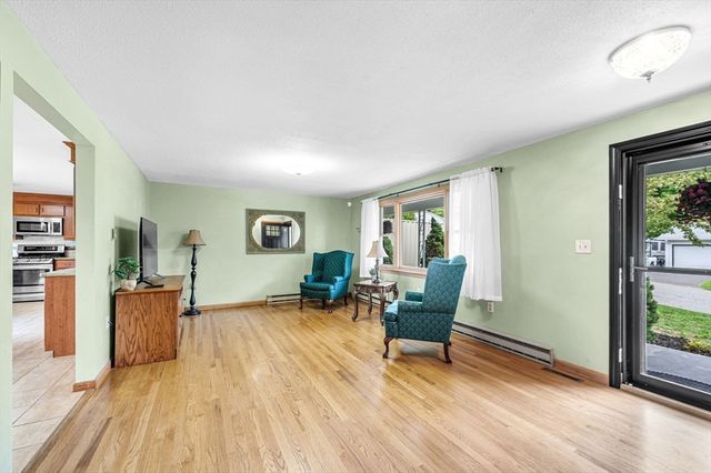 17 Breton Ln, Holyoke, MA 01040