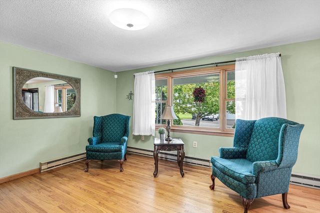 17 Breton Ln, Holyoke, MA 01040
