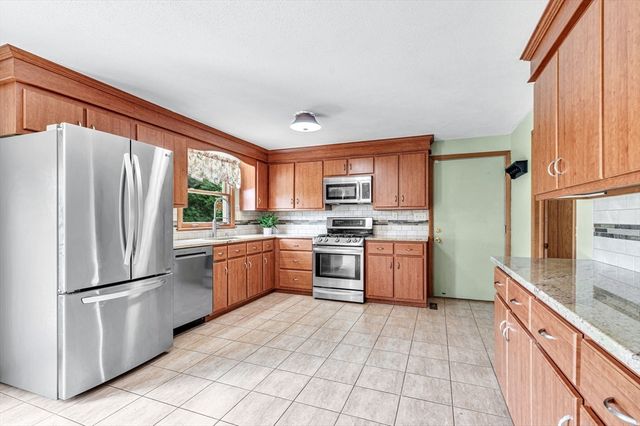 17 Breton Ln, Holyoke, MA 01040