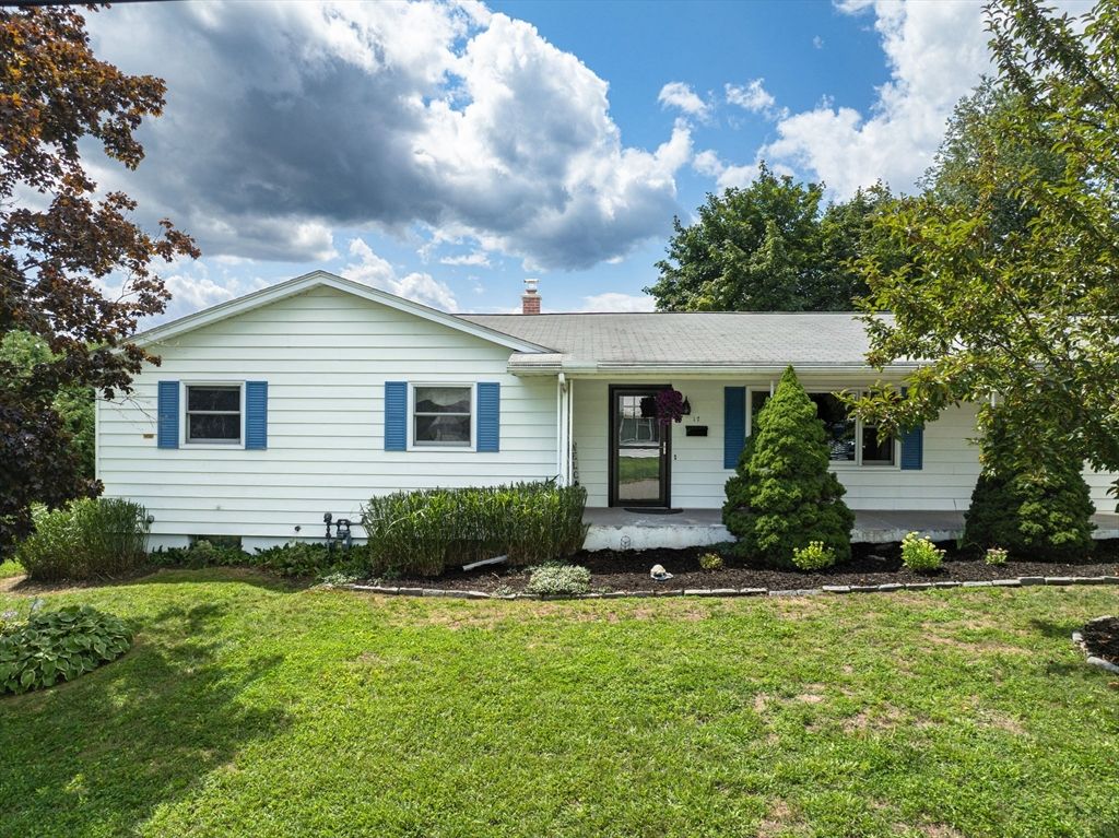 17 Breton Ln, Holyoke, MA 01040