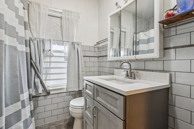 1615 S 20th Avenue, Maywood, IL 60153