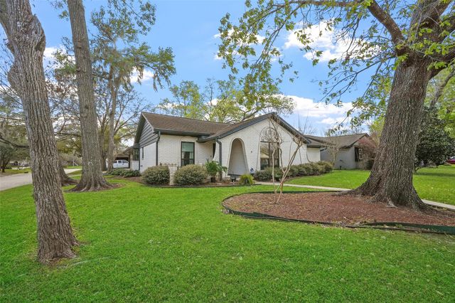 15542 Edenvale Street, Friendswood, TX 77546