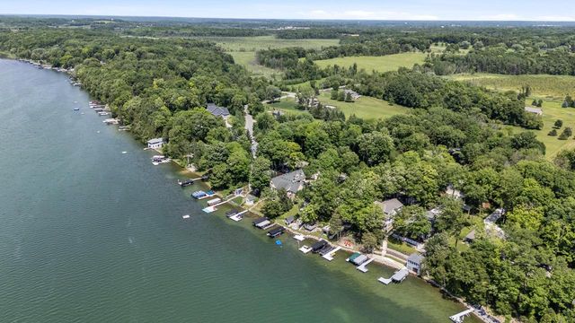 5831 S Hacker DRIVE, West Bend, WI 53095