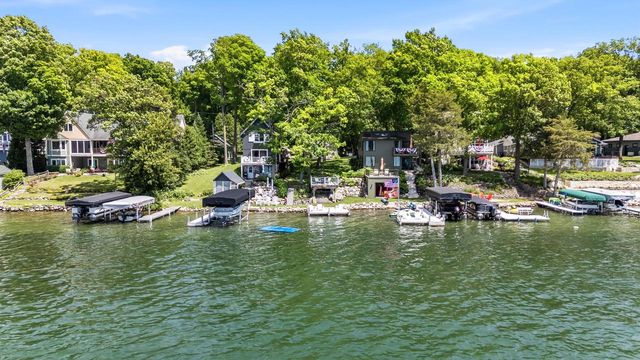 5831 S Hacker DRIVE, West Bend, WI 53095