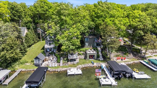 5831 S Hacker DRIVE, West Bend, WI 53095