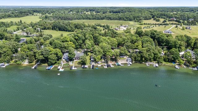 5831 S Hacker DRIVE, West Bend, WI 53095