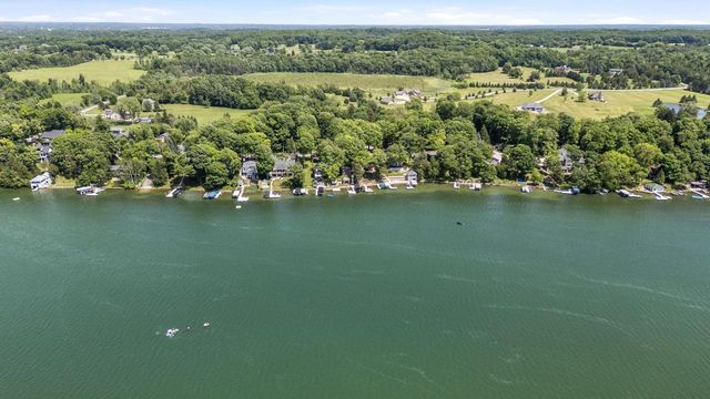 5831 S Hacker DRIVE, West Bend, WI 53095