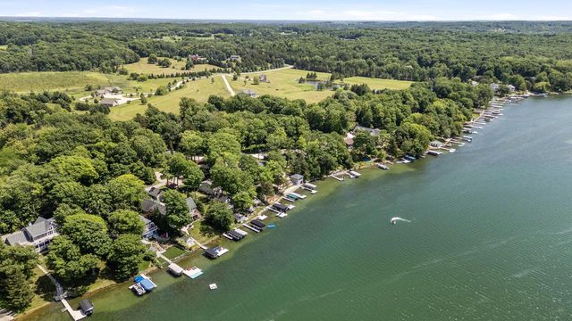 5831 S Hacker DRIVE, West Bend, WI 53095