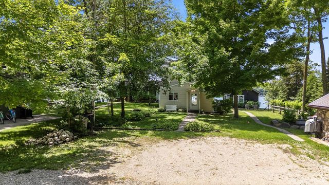 5831 S Hacker DRIVE, West Bend, WI 53095