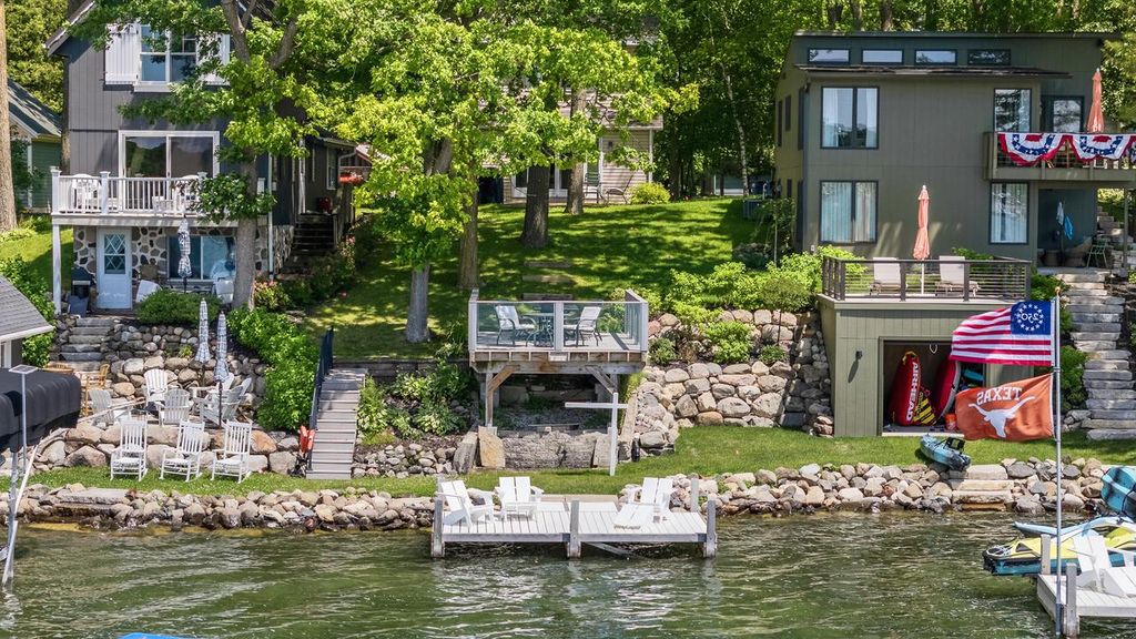 5831 S Hacker DRIVE, West Bend, WI 53095
