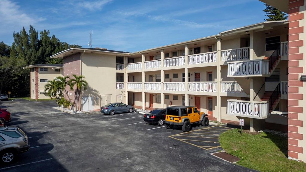 4770 NW 10th Ct 106, Plantation, FL 33313