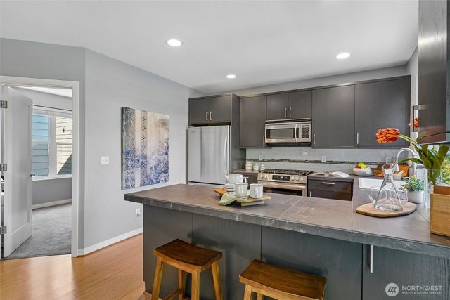 9423 Roosevelt Way NE, Seattle, WA 98115