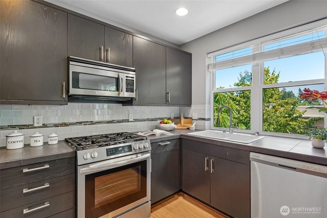 9423 Roosevelt Way NE, Seattle, WA 98115