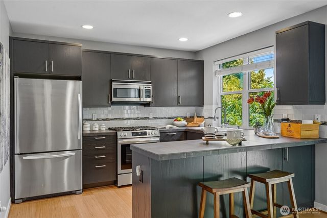 9423 Roosevelt Way NE, Seattle, WA 98115
