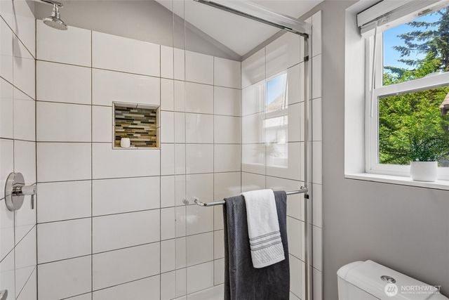 9423 Roosevelt Way NE, Seattle, WA 98115