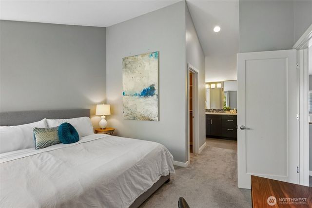 9423 Roosevelt Way NE, Seattle, WA 98115