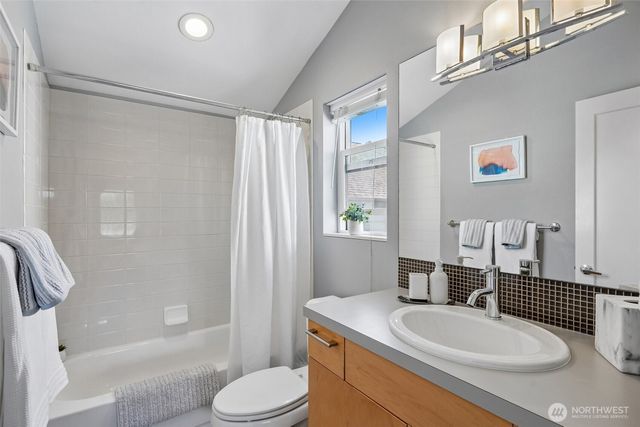 9423 Roosevelt Way NE, Seattle, WA 98115