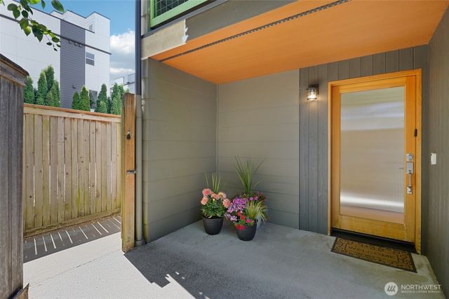 9423 Roosevelt Way NE, Seattle, WA 98115