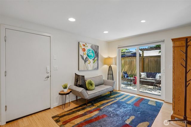 9423 Roosevelt Way NE, Seattle, WA 98115