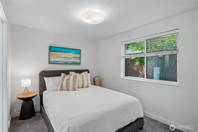 9423 Roosevelt Way NE, Seattle, WA 98115