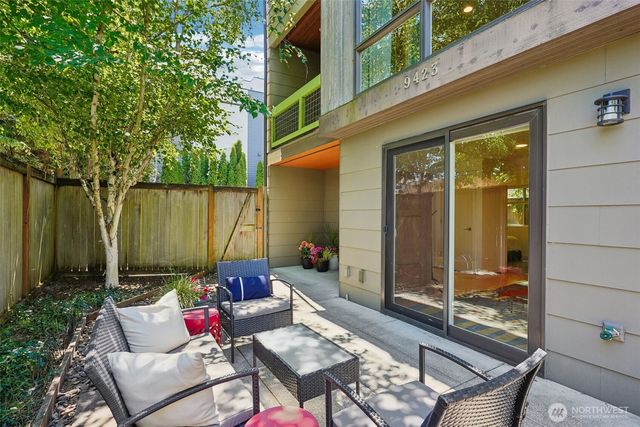 9423 Roosevelt Way NE, Seattle, WA 98115