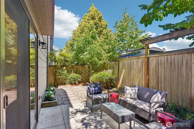 9423 Roosevelt Way NE, Seattle, WA 98115