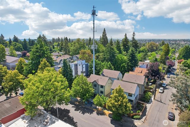 9423 Roosevelt Way NE, Seattle, WA 98115