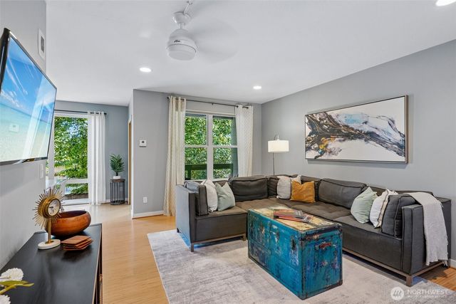 9423 Roosevelt Way NE, Seattle, WA 98115