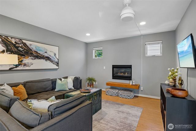 9423 Roosevelt Way NE, Seattle, WA 98115