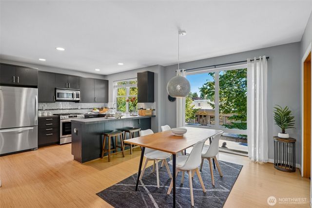 9423 Roosevelt Way NE, Seattle, WA 98115