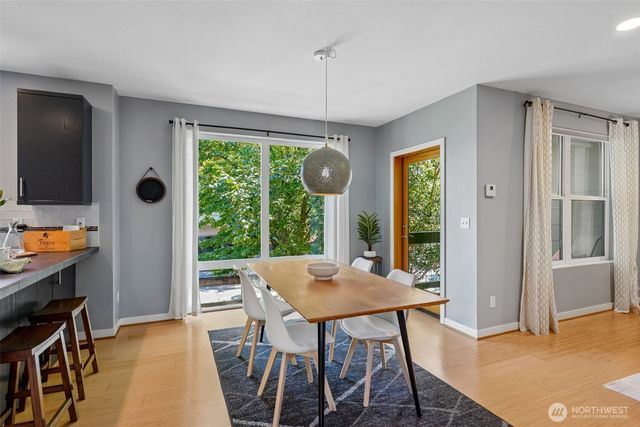 9423 Roosevelt Way NE, Seattle, WA 98115