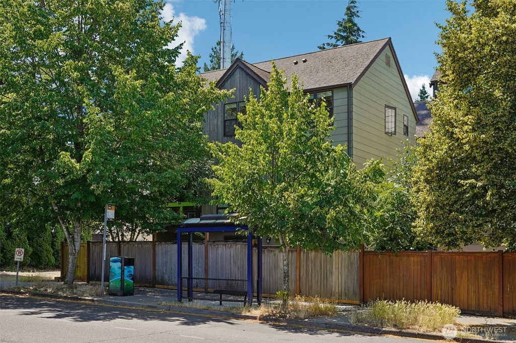 9423 Roosevelt Way NE, Seattle, WA 98115