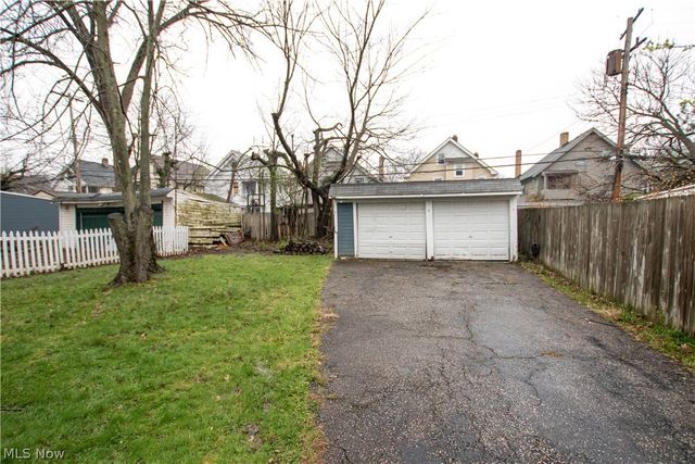 884 Nela View Road, Cleveland Heights, OH 44112