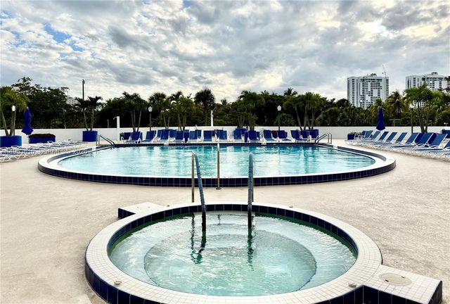 3701 N Country Club Dr 2205, Aventura, FL 33180