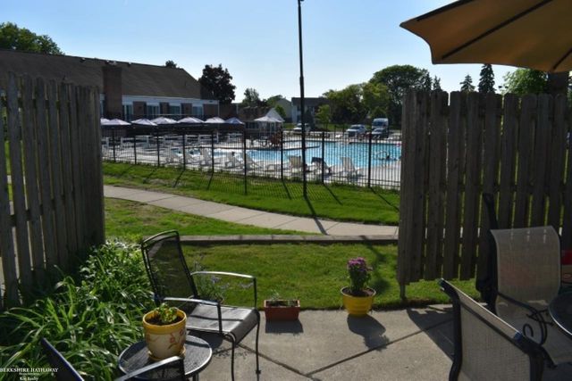 37322 Charter Oaks Boulevard Building 11, Clinton Township, MI 48036