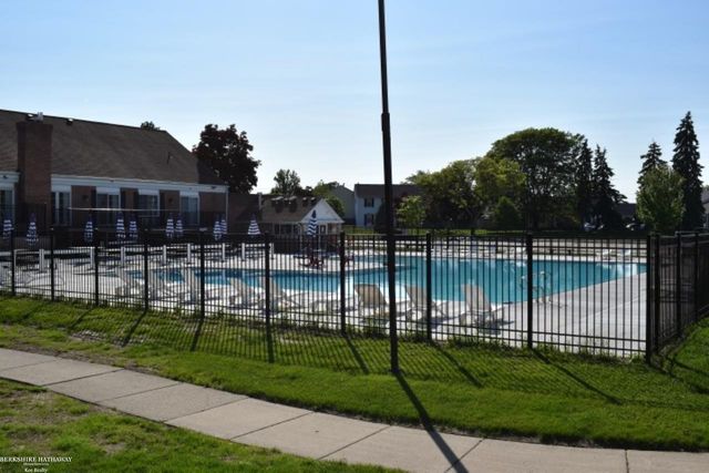 37322 Charter Oaks Boulevard Building 11, Clinton Township, MI 48036
