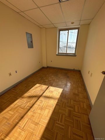 3800 E Tremont Avenue, Bronx, NY 10465