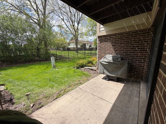 823 E Coach Road 5, Palatine, IL 60074